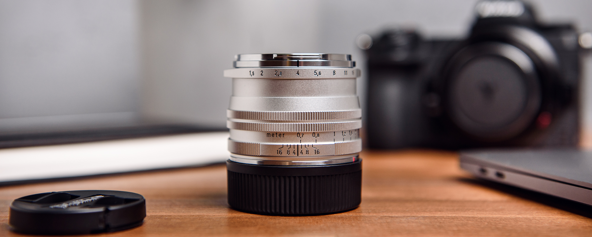 Obiektyw Voigtlander Nokton II 50 mm f/1,5 do Leica M - SC, srebrny - na biurku